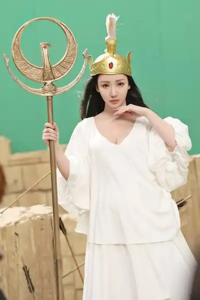 圣斗士星矢柳岩cos金发雅典娜,网友我姐最美,谁敢反驳