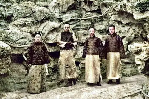 珍惜老照片1919年庄士敦拍摄的末代皇帝溥仪兄弟及皇后婉容
