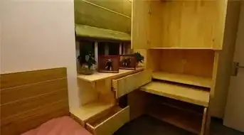 一家六口蜗居27㎡,婆婆老公挤一窝,爸妈睡在客厅折叠床