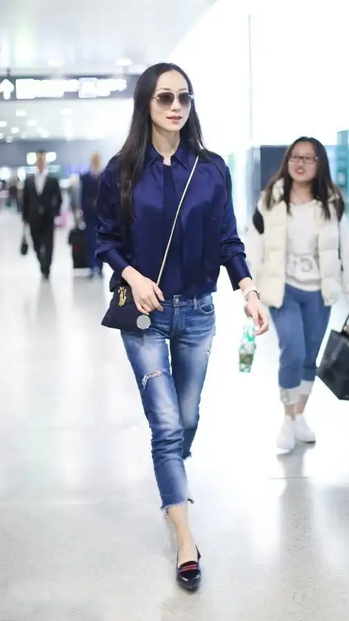 韩雪本想穿条短裤秀腿,不想坐下时却一秒尴尬,真想送件外套给她