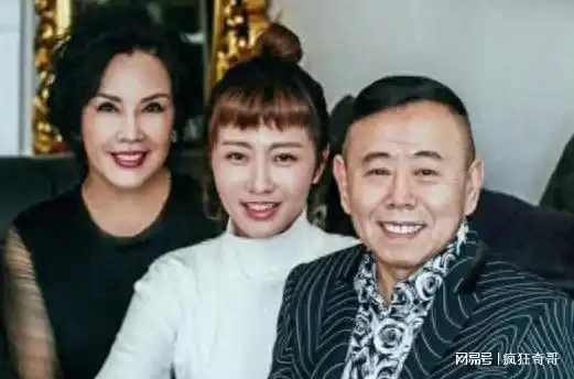 看潘长江那嫁给10亿富豪全家移民美国的女儿潘阳,可谓人间清醒

