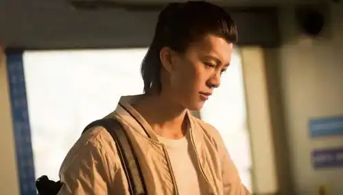 这个被姚晨第一眼就看中的男人,终于在电影八佰里火了
