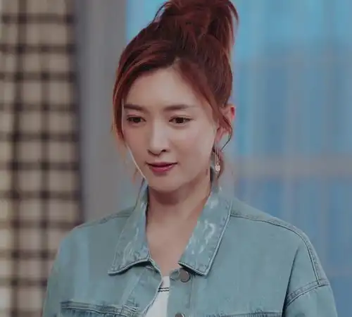 江疏影的五官细致气质出众,连走路都有种轻盈的韵律感