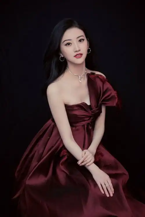 景甜太低调了穿羽毛裙秀身材,看到她的一尺腰都没人敢和她同框