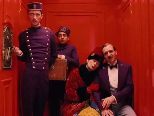 他是最有强迫症的导演,极致对称,极致配色每一部电影都美如童话