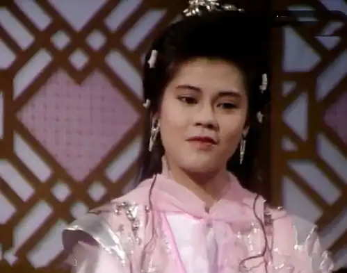 虽然任盈盈的造型拖后腿,但梁佩玲在其他古装剧里美得花样百出