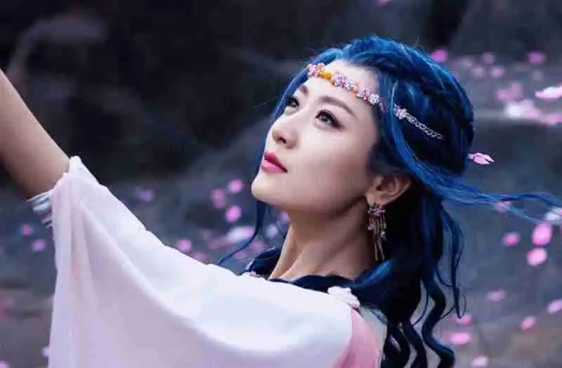 有种整容叫神话的玉漱,如今化浓妆染蓝发,美得像仙女
