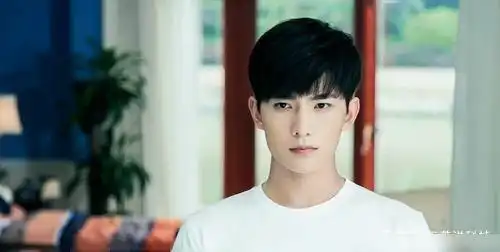 三大军功校草沙溢沈腾新年收获三斤,网友看到他坚持住