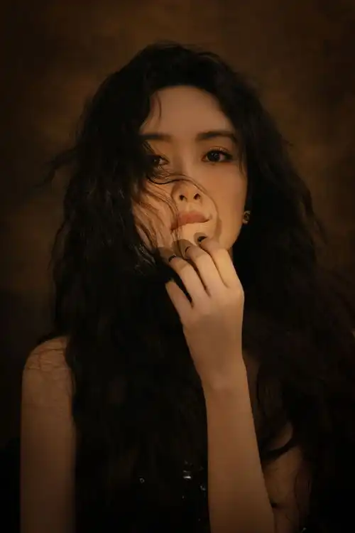 组图孟子义十八宫格反差感大片驾驭暗黑与俏皮风格又飒又美