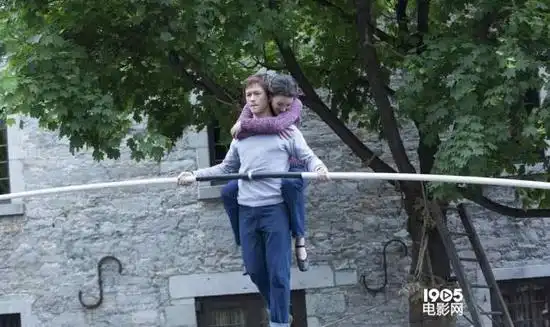 云中行走新照发布囧瑟夫惊险走钢丝
