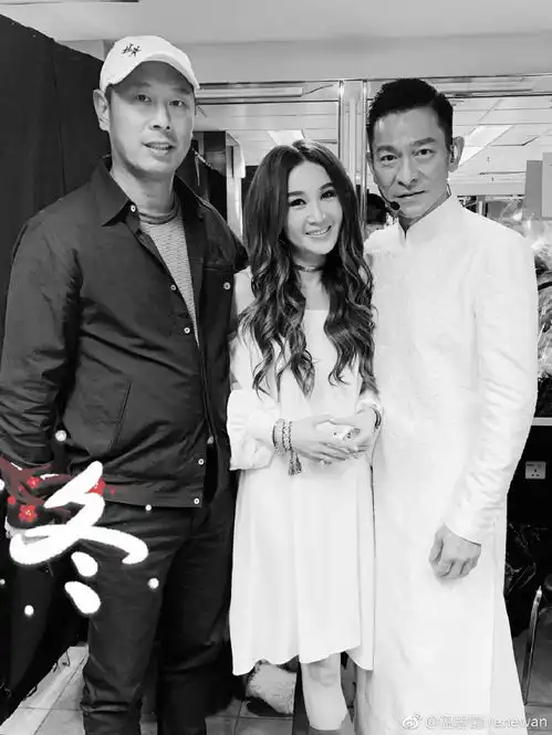 52岁温碧霞近照流出,过腰长发似仙女,网友戏称美的像18