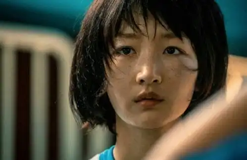 少年的你发新剧照易烊千玺穿囚服周冬雨素颜出镜
