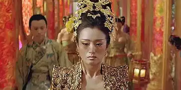 学者质疑黄金甲皇后夸张宫女放荡组图
