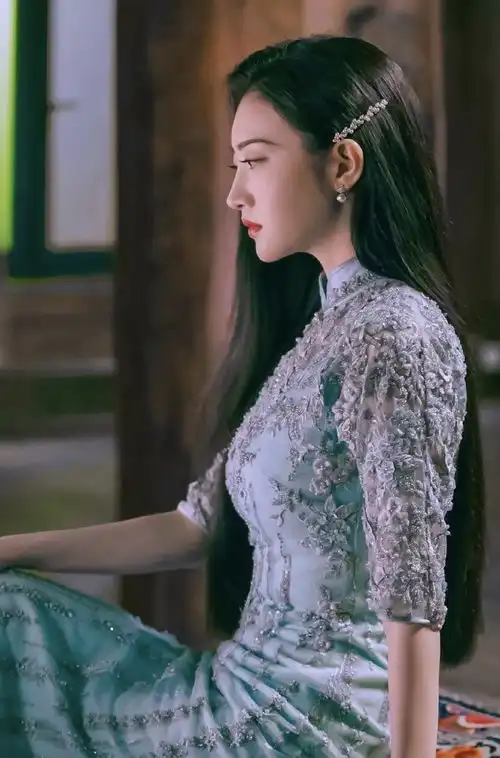 景甜真是现实版司藤,黑色皮衣配短靴好霸气,一改往日甜美