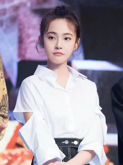 32岁张佳宁录视频素颜出镜,皮肤细嫩紧致,做手工被称赞心灵手巧