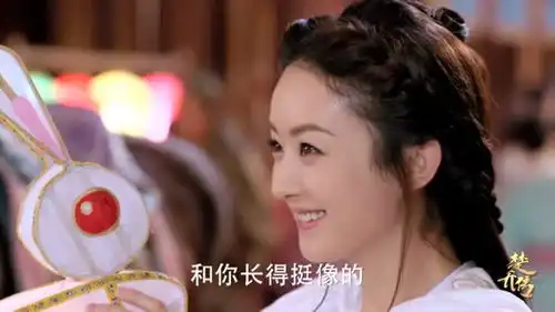 楚乔传楚乔拿着兔子花灯,玥公子被可爱暴击,嘴上却别扭的很
