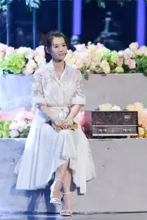 组图胡杏儿白色连衣裙现身鲜花簇拥显清纯