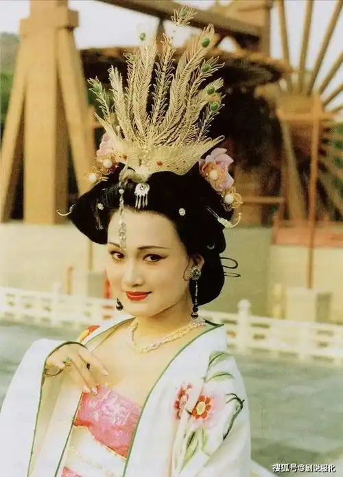 步摇花钿折股钗凤簪梳篦花冠,哪个才是古装造型之魂
