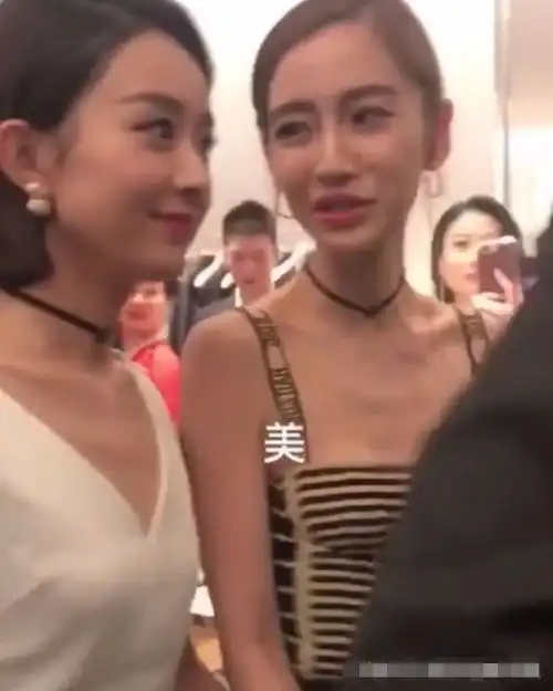 杨颖和赵丽颖牵手同框,谁注意到杨颖胸前网友有点心疼