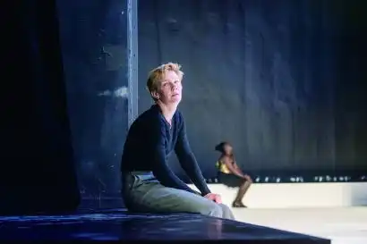 柏林戏剧节如何在疫情时期重新定义现实主义
