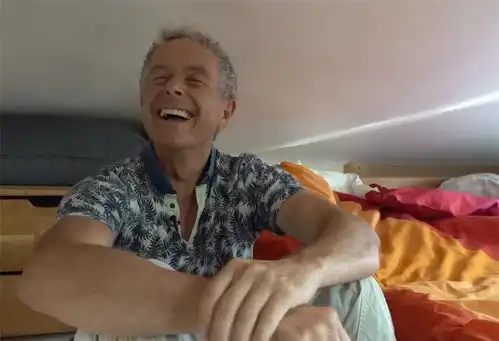 一位60岁大爷买下18㎡蜗居,独居5年的日子很松弛,网友也是服