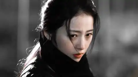 周雨彤绝美镜头影月
