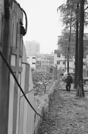 院墙被推倒武汉蓝色天际小区居民忧失安全保障
