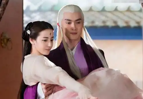 难怪电视里只有上半身,镜头下移后,全是辣眼睛的尴尬全景