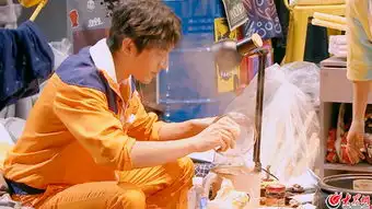 林更新惊喜亮相明星大侦探4众玩家现场欢乐吃火锅
