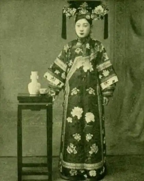 清朝最后一位格格,一生隐姓埋名,临死前曝光皇室丑闻
