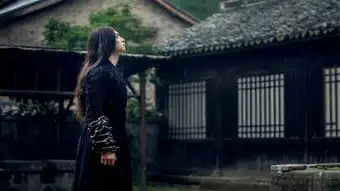 本是著名主持人,转做演员在东宫走红,与范冰冰合作资源甚好