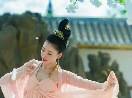 张天爱身材有多好当她穿睡衣弯腰的时候,乔杉的眼神亮了
