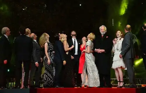 劳伦斯出席饥饿游戏3伦敦首映礼礼裙侧开曲线迷人
