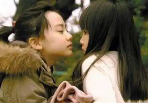 同样是黑化,李沁靠微笑,张子枫靠眼神,而她黑化后差点被禁播