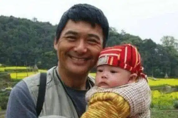 刘德华回老家,周润发回老家,成龙回老家,差距不是一般大