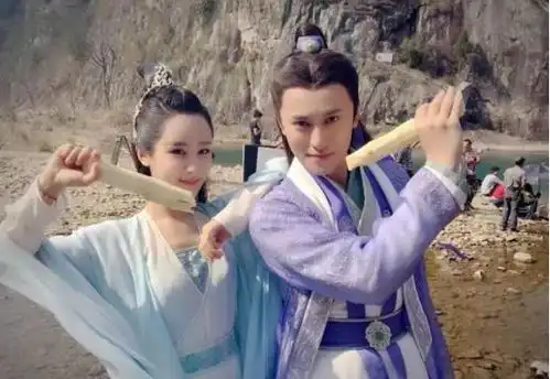 她将弟弟带入娱乐圈,如今自己却不温不火,弟弟却是大红大紫
