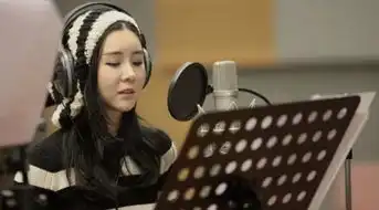 36岁已婚王雷偷看郑爽照片被拍,现场尴尬引热议
