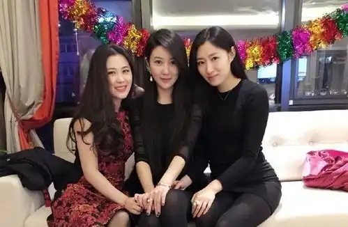 美出天际母女三人竟看不出谁是妈妈
