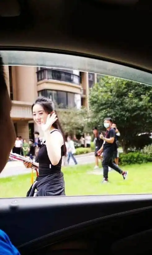 赵丽颖最新生图,穿紧身吊带似窈窕淑女,黄晓明当护花使者