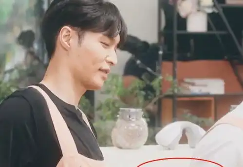 原创张艺兴做客忘不了餐厅,吃美食时联系孙红雷,真的挨揍挨少了