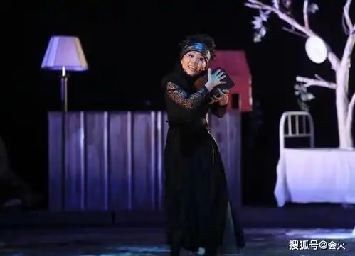 59岁吴琼近照太消瘦,脸窝太凹陷像是疤痕,比小15岁丈夫显老不少