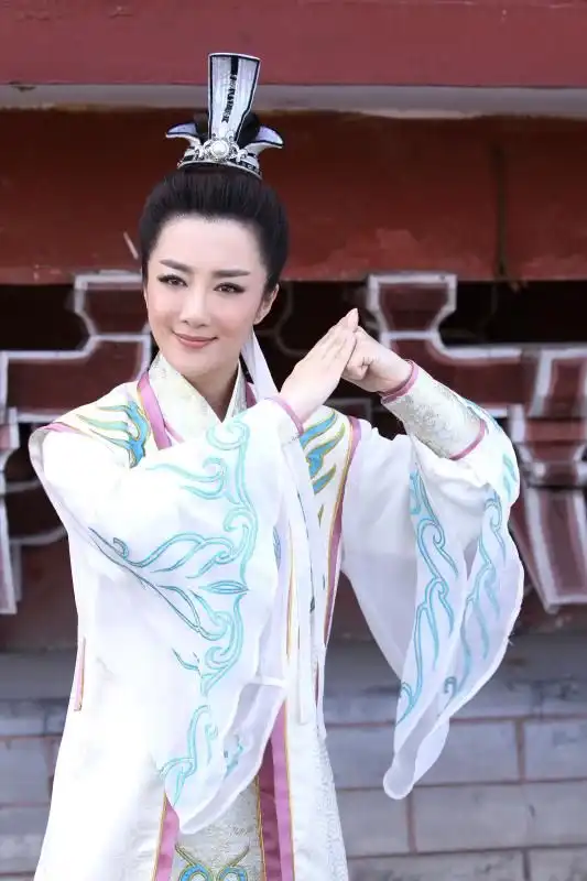 封神英雄曝妲己男装照李依晓直言不惧剪胸