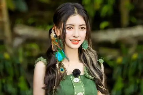 杨颖离婚后首次现身,素颜朝天手握祈福袋,拒绝与路人合影
