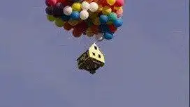 科学家用300气球造移动城堡