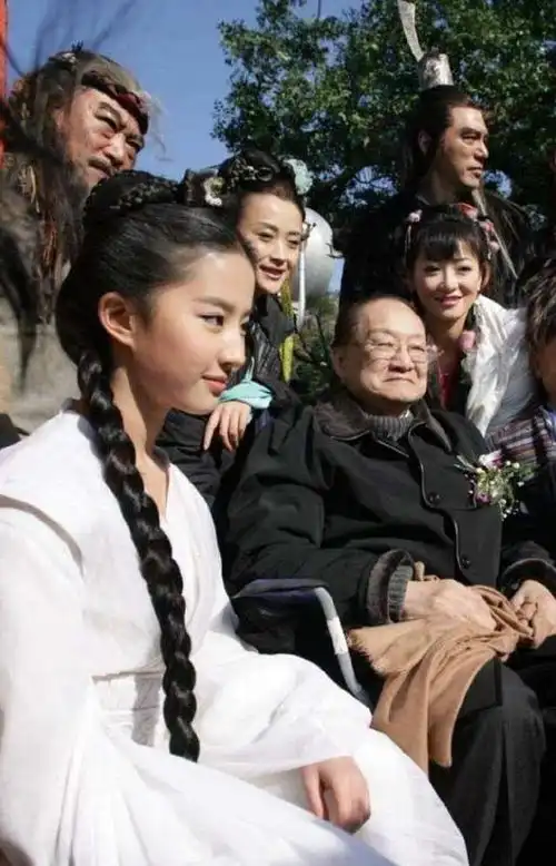 刘亦菲有多适合小龙女曾被金庸力邀出演,未公开剧照美若天仙
