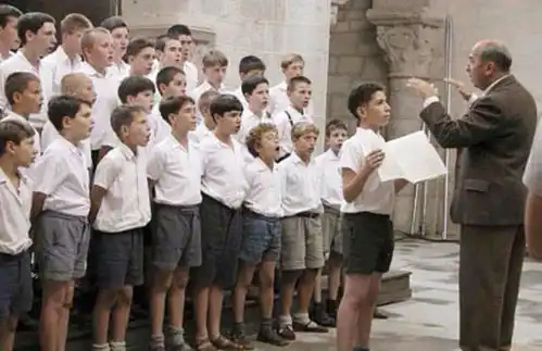 被放逐的孩子们如何得到救赎,在冰冷的学校之中,迎来温暖的春天