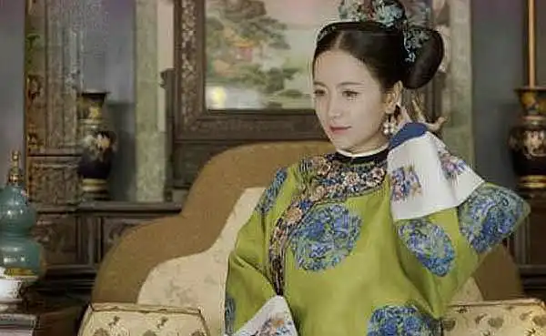 她是纳兰淳雪的原型,因为会一手绝技,乾隆很舒服,经常翻她牌子
