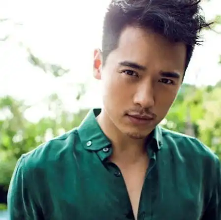 原创高云翔罕见晒近照,不修边幅容貌消瘦,感慨人生如戏