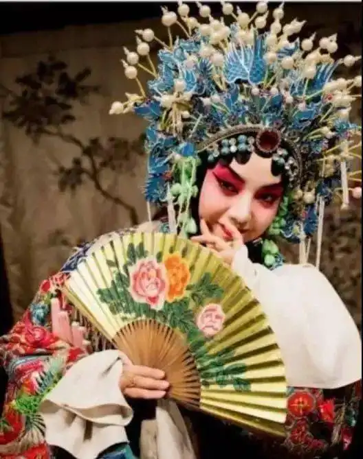 扇子在戏曲表演中有多万能