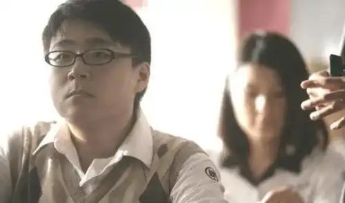 他4岁爆红,千万片酬被母亲败光,今31岁活成这样
